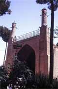 Kývající se minarety - Manar Jomban.