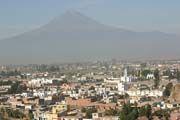 Puebla, vhled na Popocatpetl.