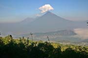 Vstup na vulkn Pacaya, sopky v dlce jsou (zleva) Fuego, Acatenango, Agua.