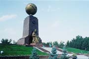  Taškent - památník při náměstí Nezávislosti .