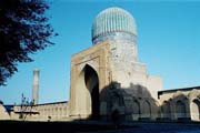  Samarkand – mešita Bibi-Khanym – jedna z bočních kupolí .