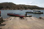 Přívoz přes rameno jezera Titicaca.