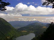Výhled na vulkán Villarica, Národní park Huehuerque.