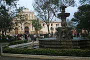 Město Antigua Guatemala, slavná kašna uprostřed parqueo, náměstí.