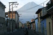 Město Antigua Guatemala a Vulcan de Agua.