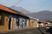 Město Antigua Guatemala a Volcán de Pacaya.