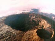Kráter z leteckého pohledu.