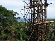 Detail části skokanské věže. Dřevo, bambus, lijány jsou nejtypičtější stavební materiály.