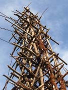 Vršek skokanské věže. Dřevo, bambus, lijány jsou nejtypičtější stavební materiály.