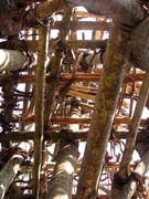 Detail konstrukce skokanské věže. Dřevo, bambus, lijány jsou nejtypičtější stavební materiály.