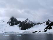 Typick krajina v Antartid. Spolu s typickm poasm - mlha, vtr a mraky.