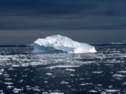 Ledovcov ztoka. Moe je pln lomk ledovc vech velikost. Nen vyjmkou vidt ledovce o velikosti nkolikapodlanho domu.