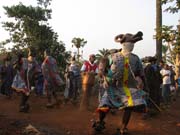 Tančící Juju na místní oslavě ve vesnici Babungo.