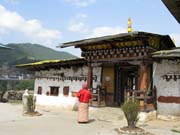 Tradiční bhútánská architektura. Údolí Phobjikha (Phobjikha Valley).