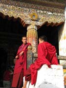 Mniši v komplexu hradu Trongsa Dzong.