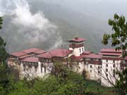 Ranní pohled na hrad Trongsa Dzong.