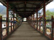 Město Wangdue Phodrang. Modlitební fáborky jsou i na mostě.