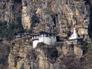 Buddhistické kláštery v okolí města Paro (údolí Paro).