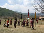 Bhútánským národním sportem je lukostřelba. Místní lukostřelci v akci - v malé vesnici na venkově.