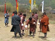Bhútánský venkov a lukostřelci v akci. Lukostřelba je zde mezi muži opravdu oblíbená.