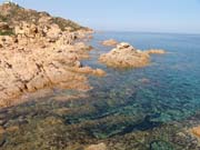 Momentka od moře, Sardinie. Voda je zde opravdu čistá a průzračná.