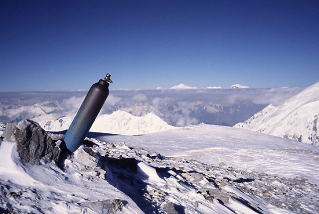 Njak star kyslikov lhev ve vrcholov partii (nad C4), cca 6800m. Vzadu je vidt Pik Komunisma.