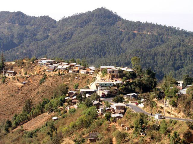 Indinsk vesnice vysoko v horch.