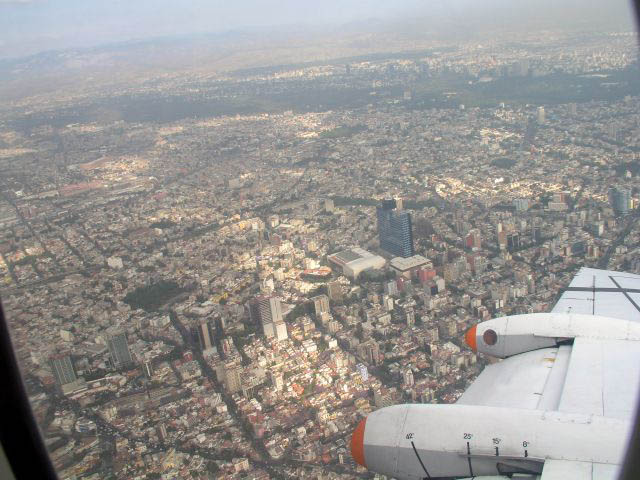 Mexiko City ve smogu.