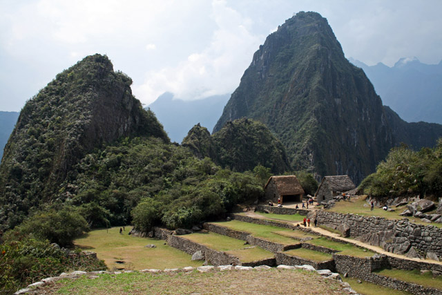 Ruiny legendrnho inckho msta Machu Picchu v perunskch Alpch. Nachzej se na horskm sedle 400 metr nad ekou Urubamba v nadmosk vce 2430 m n. m., asi 70 km severozpadn od Cuzca. Pedpokld se, e Machu Picchu nechal postavit Pachactec Yup