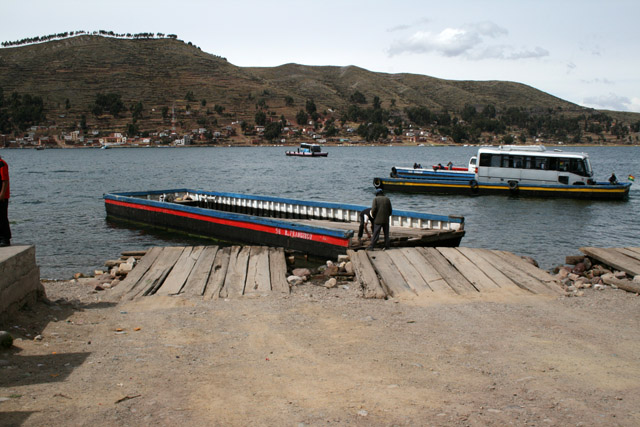 Pvoz pes rameno jezera Titicaca.