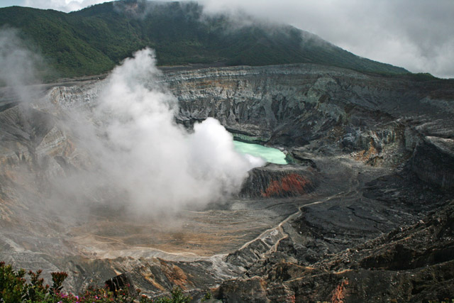 činný kráter vulkánu Poas.