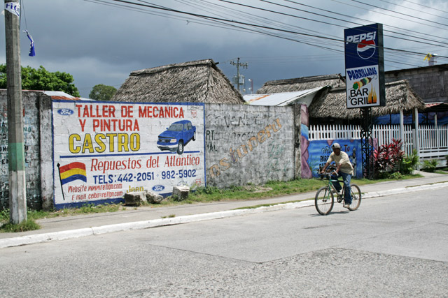 Msto La Ceiba na behu Karibskho moe.