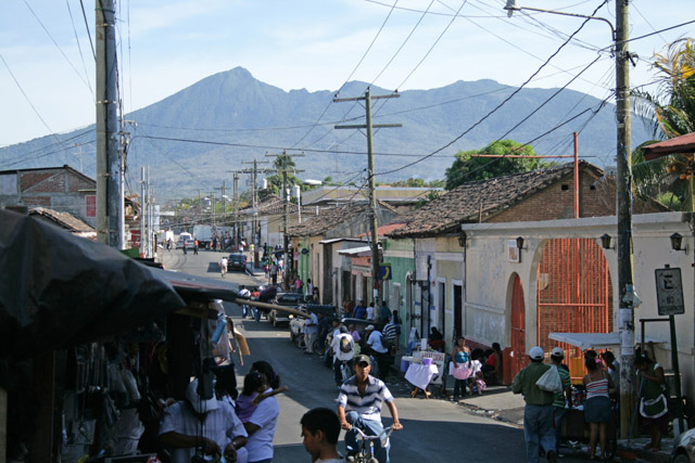 ulice ve mst Granada s vulknem Mombacho.
