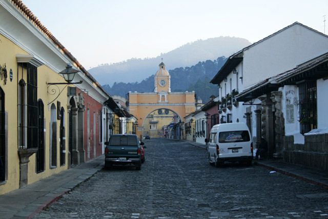 Msto Antigua Guatemala a vulkny de Fuego a Acatenango.
