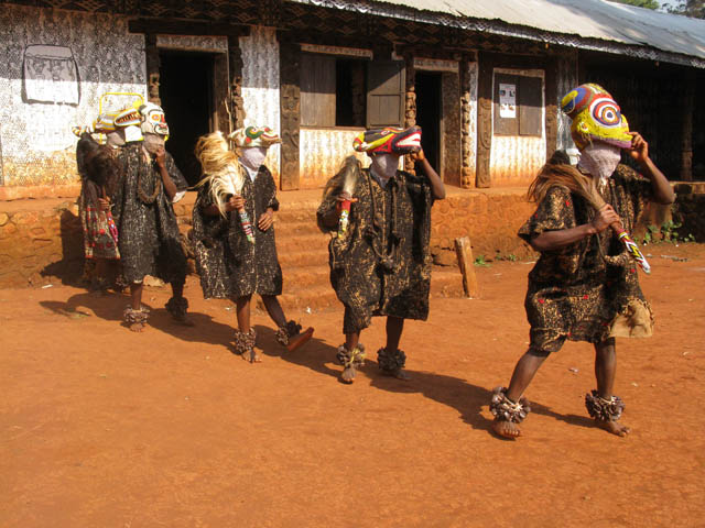 Tančící Juju. K tanci používají masky z královského paláce ve vesnici Babungo.