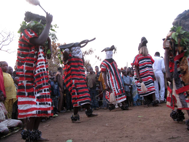 Skupina tančících Juju.