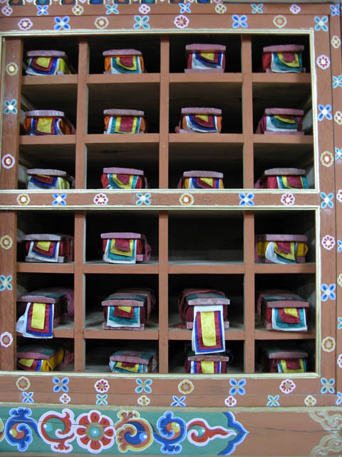 Knihovna v hlavním městě Thimphu. V krabičkách jsou uložené buddhistické texty.