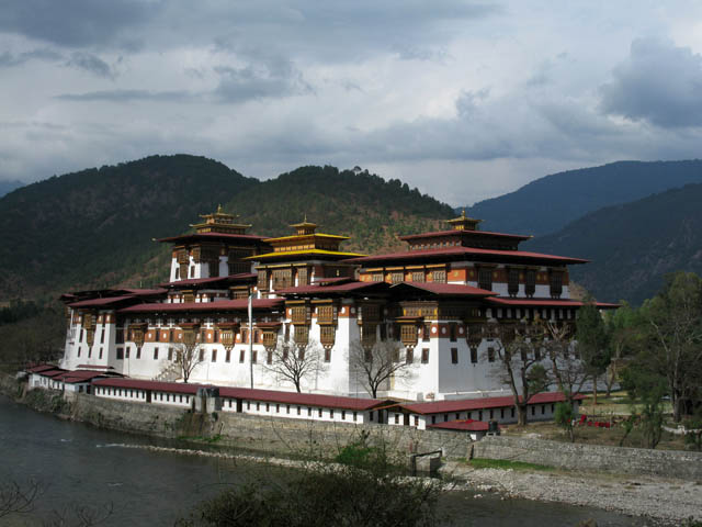 Hrad Punakha Dzong (slovo dzong znamen hrad, pevnost). Hrad le ve mst Punakha, co bylo a do roku 1955 hlavn msto Bhtnu a hrad byl sdlem vldy. Hrad byl v minulosti t nazvn Druk Pungthang Dechhen Phrodang (palc velkho test) a jedn se o druh hrad, kter byl kdy v Bhtnu postaven.