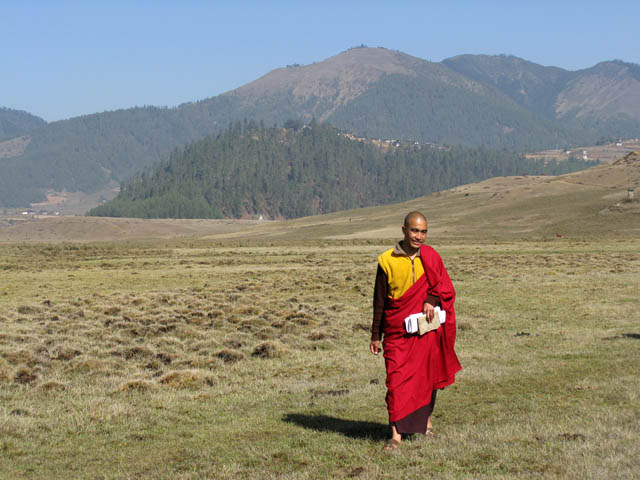 V Bhtnu potkte buddhistickho mnicha opravdu vude. Venkovsk krajina.
