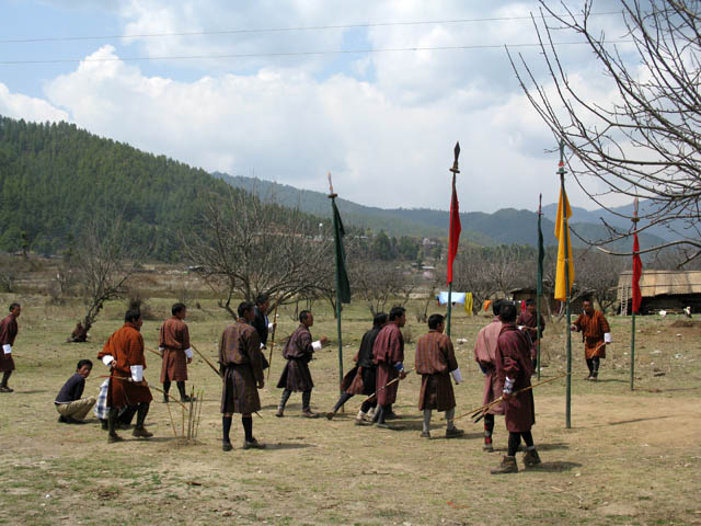 Bhtnskm nrodnm sportem je lukostelba. Mstn lukostelci v akci - v mal vesnici na venkov.