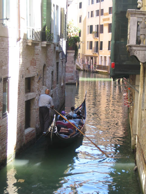 Gondoliér, gondola a Benátky. To je prostě tradice.