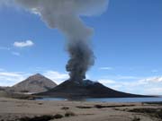 Sopka  a sopečný prach, který je všude okolo. Okolí města Rabaul.