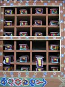 Knihovna v hlavnm mst Thimphu. V krabikch jsou uloen buddhistick texty.