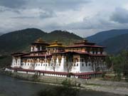 Hrad Punakha Dzong (slovo dzong znamená hrad, pevnost). Hrad leží ve městě Punakha, což bylo až do roku 1955 hlavní město Bhútánu a hrad byl sídlem vlády. Hrad byl v minulosti též nazýván Druk Pungthang Dechhen Phrodang (palác velkého štestí) a jedná se o druhý hrad, který byl kdy v Bhútánu postaven.