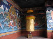 Modlitebn mlnek uvnit hradu Punakha Dzong.