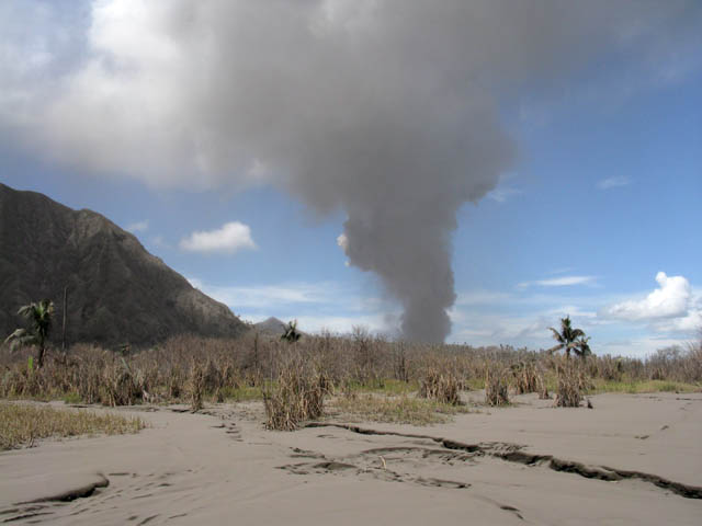 Sopka  a sopen prach, kter je vude okolo. Okol msta Rabaul.