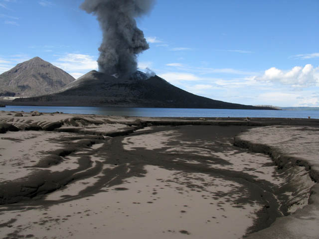 Sopka  a sopen prach, kter je vude okolo. Okol msta Rabaul.
