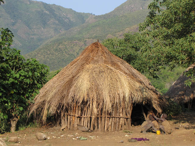 Typická vesnice v okolí města Kibish. Kmen Surma.