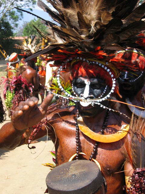 Festival horalů ve městě Goroka.